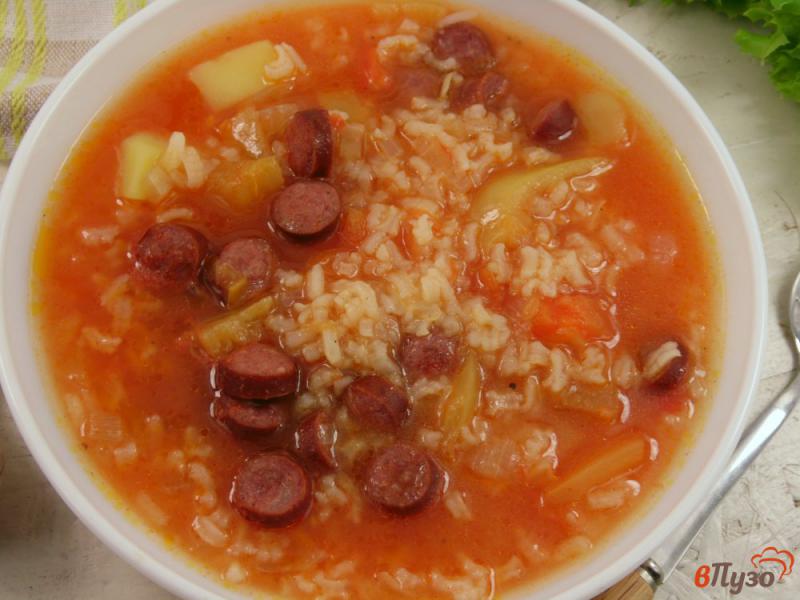 Фото приготовление рецепта: Суп рисовый с лечо и колбасками шаг №7