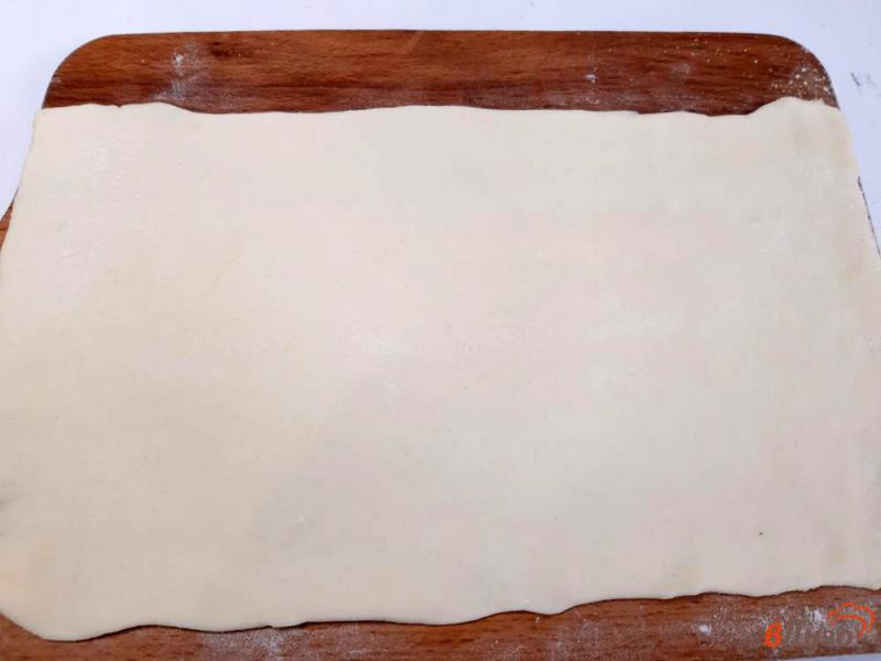 Фото приготовление рецепта: Рогалики с творогом и изюмом из слоеного теста шаг №1