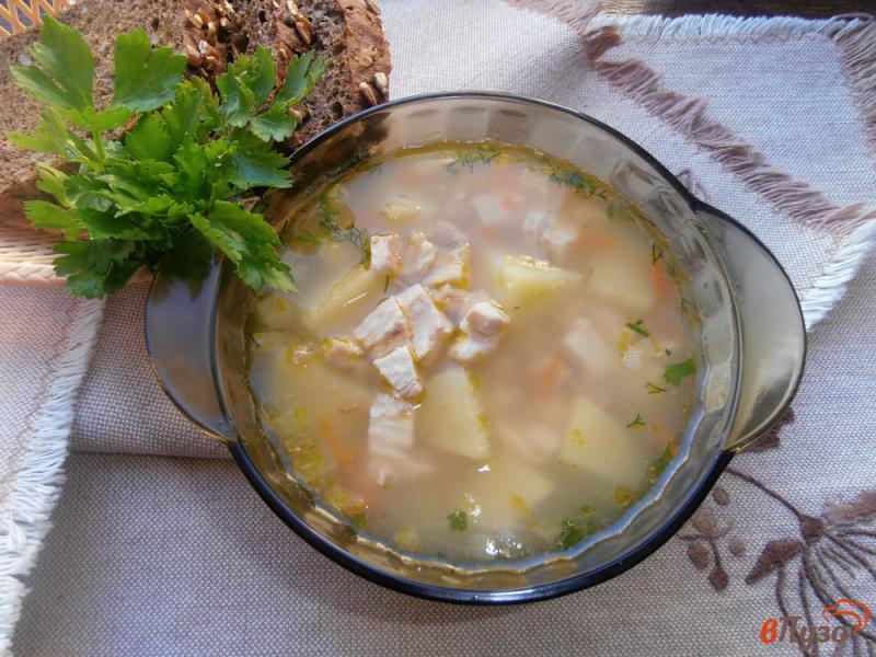 Фото приготовление рецепта: Суп с курицей и манной крупой шаг №7