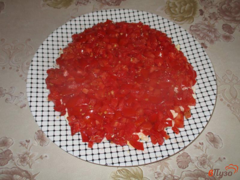 Фото приготовление рецепта: Слоеный салат с тунцом и помидорами шаг №4