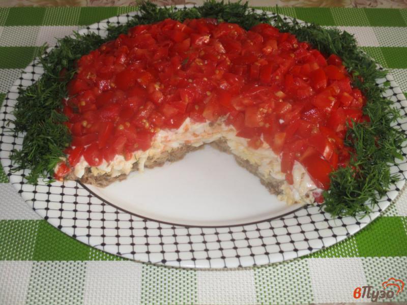 Фото приготовление рецепта: Слоеный салат с тунцом и помидорами шаг №6