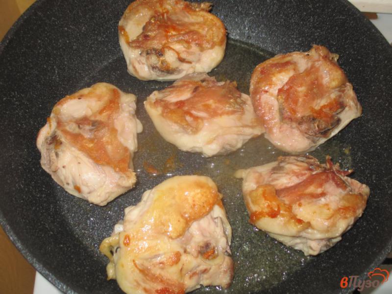 Фото приготовление рецепта: Куриные бедра с овощами на сковороде шаг №1