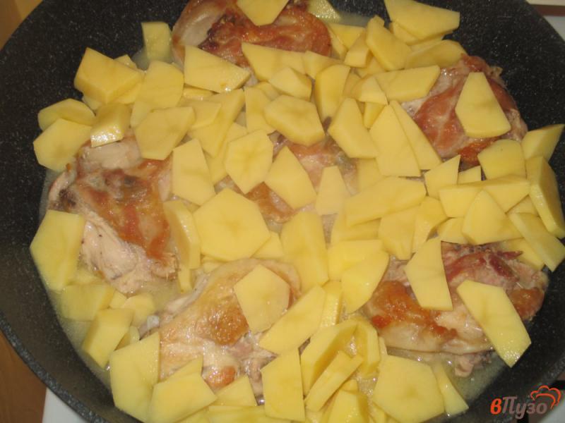 Фото приготовление рецепта: Куриные бедра с овощами на сковороде шаг №2