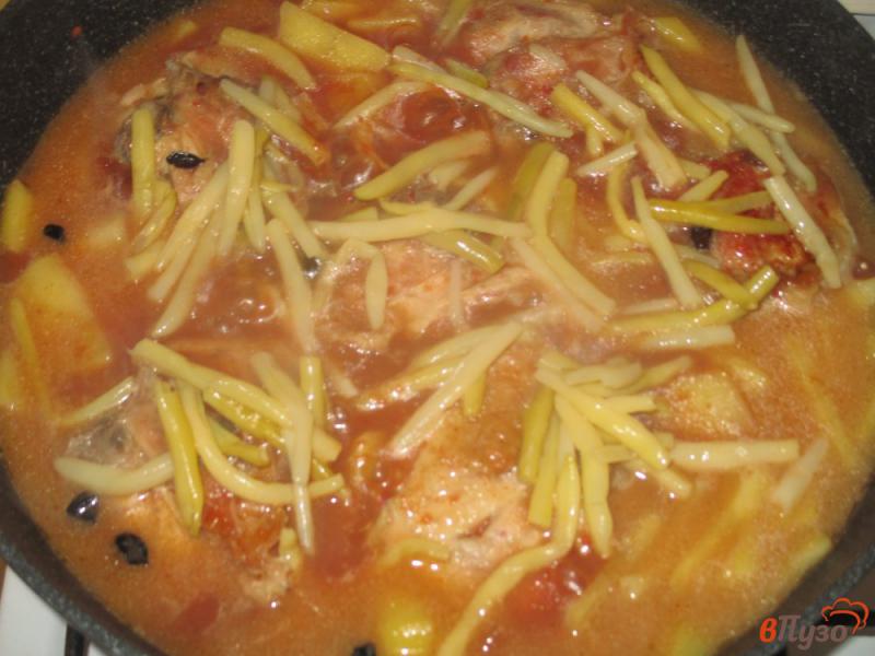 Фото приготовление рецепта: Куриные бедра с овощами на сковороде шаг №4