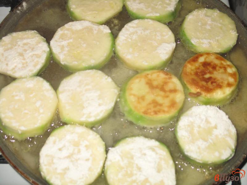 Фото приготовление рецепта: Жареные кабачки под сырно-майонезным соусом шаг №2
