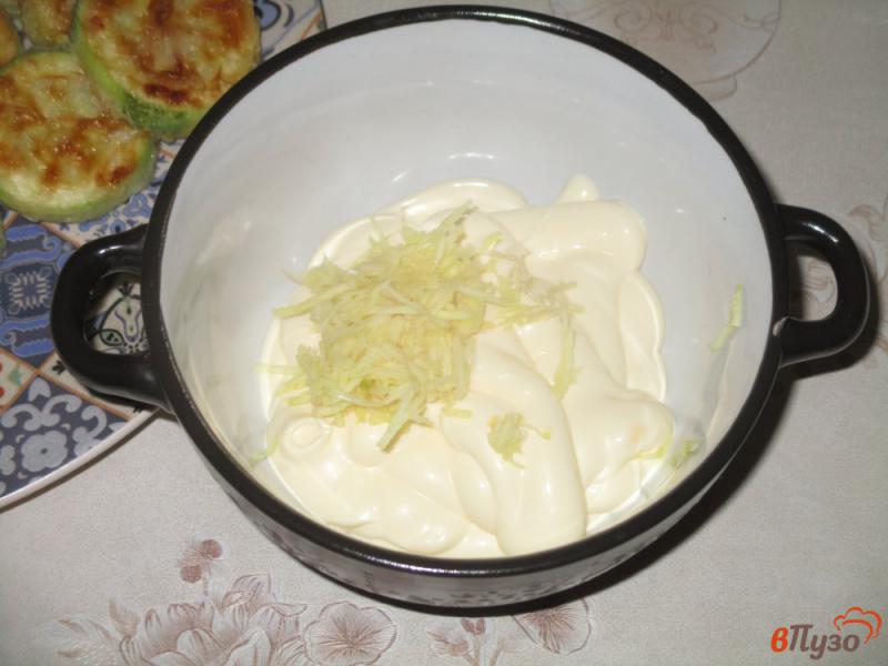 Фото приготовление рецепта: Жареные кабачки под сырно-майонезным соусом шаг №3
