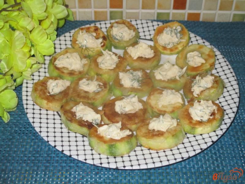 Фото приготовление рецепта: Жареные кабачки под сырно-майонезным соусом шаг №6