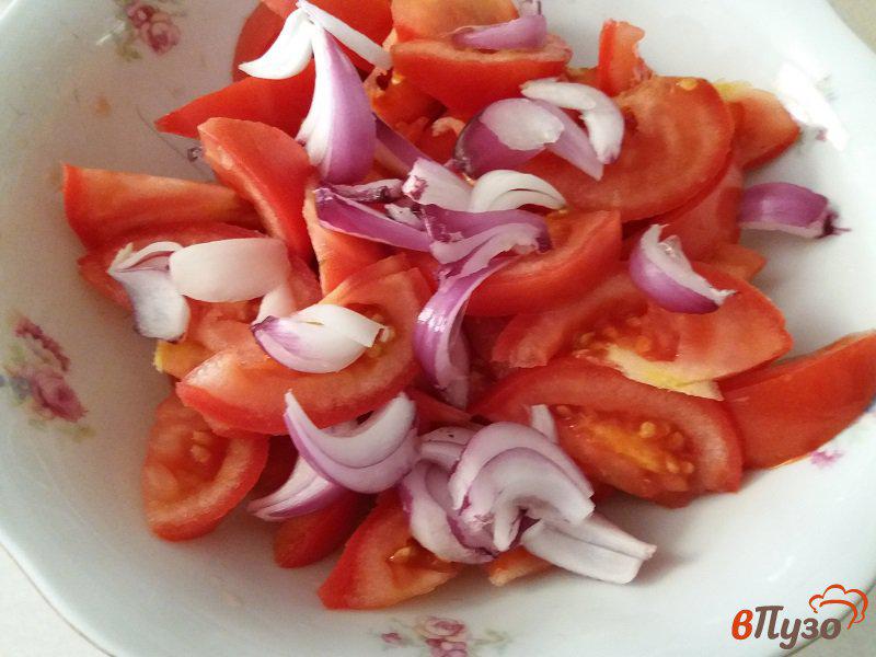 Фото приготовление рецепта: Салат из помидоров с двумя видами лука шаг №4
