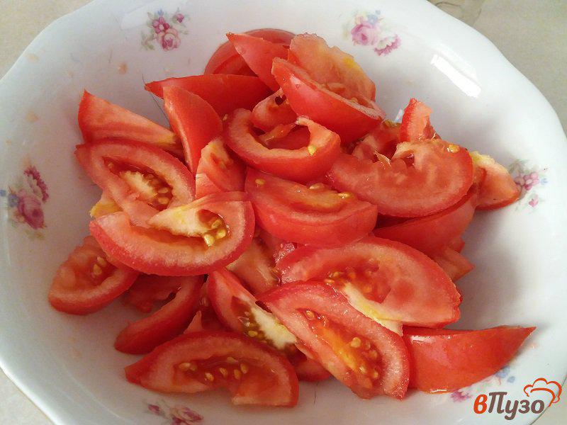 Фото приготовление рецепта: Салат из помидоров с двумя видами лука шаг №3