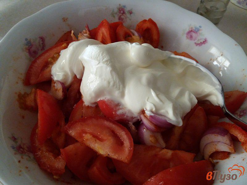 Фото приготовление рецепта: Салат из помидоров с двумя видами лука шаг №5