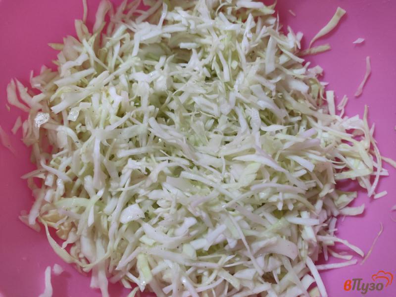 Фото приготовление рецепта: Салат из капусты с горошком шаг №4