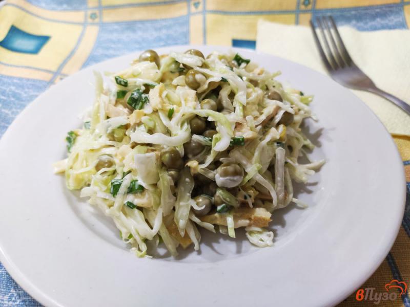 Фото приготовление рецепта: Салат из капусты с горошком шаг №8