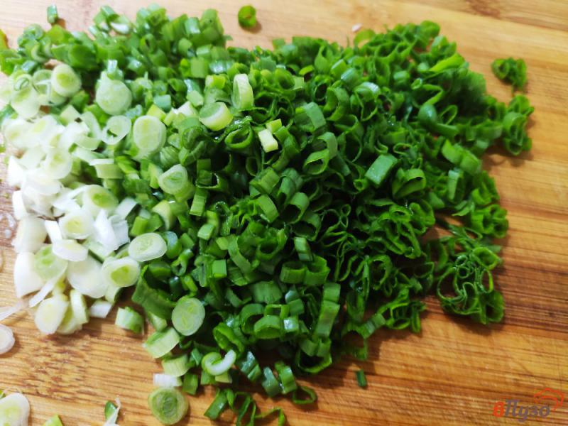 Фото приготовление рецепта: Салат из капусты с горошком шаг №5