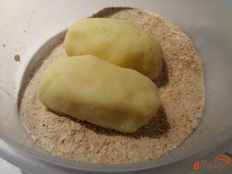 Фото приготовление рецепта: Картофельные палочки с моцареллой шаг №4