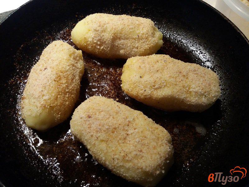 Фото приготовление рецепта: Картофельные палочки с моцареллой шаг №5