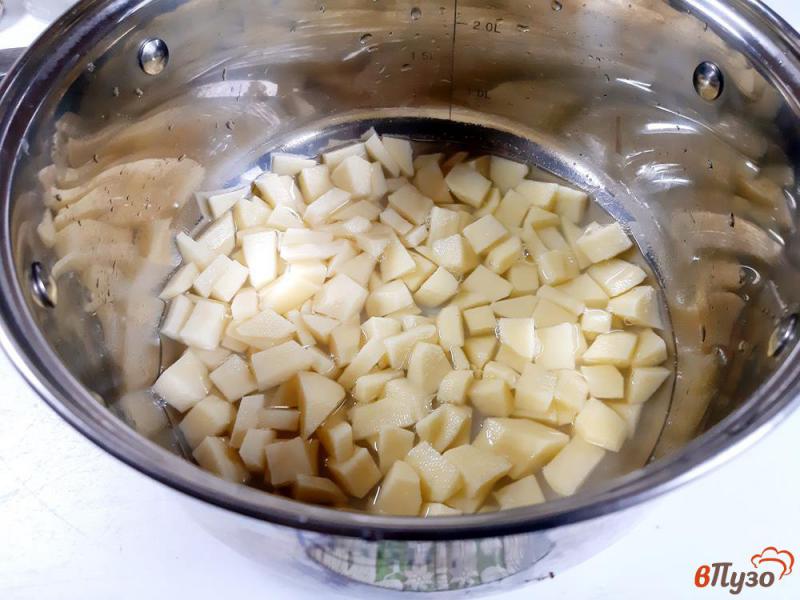 Фото приготовление рецепта: Солянка грибная  с колбасками шаг №2