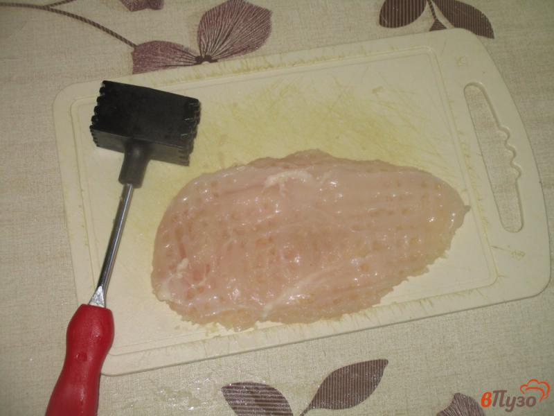 Фото приготовление рецепта: Отбивная из куриной грудки с аджикой шаг №2
