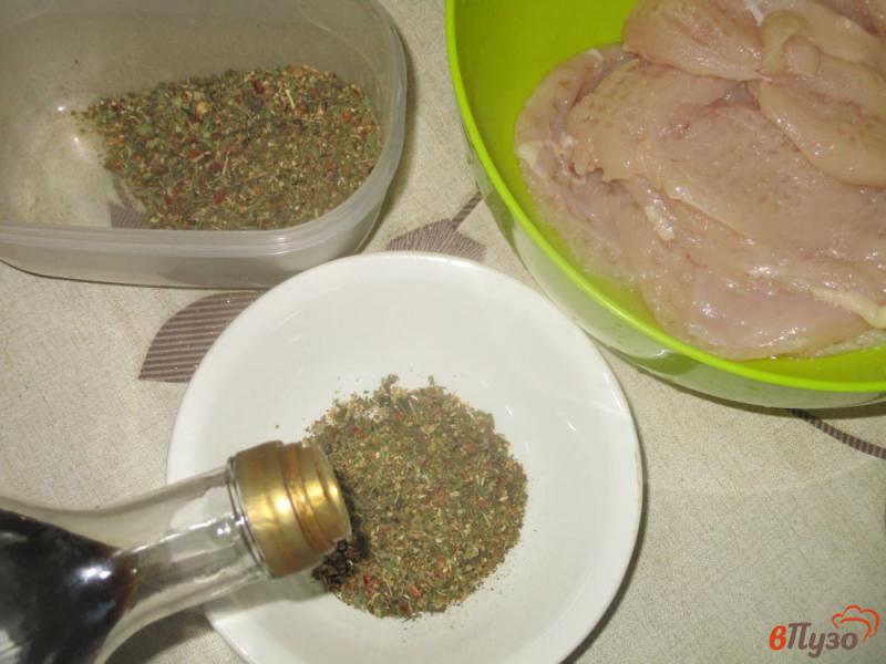 Фото приготовление рецепта: Отбивная из куриной грудки с аджикой шаг №3