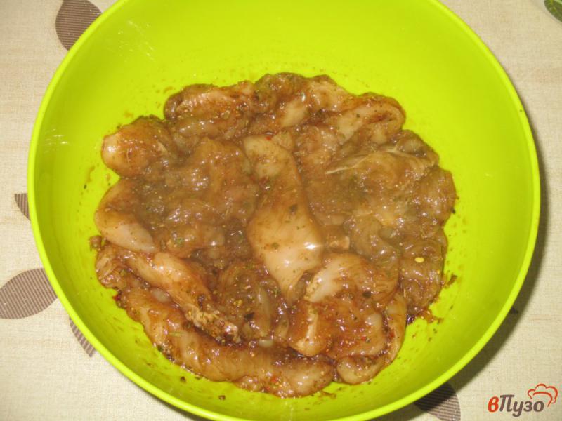 Фото приготовление рецепта: Отбивная из куриной грудки с аджикой шаг №6