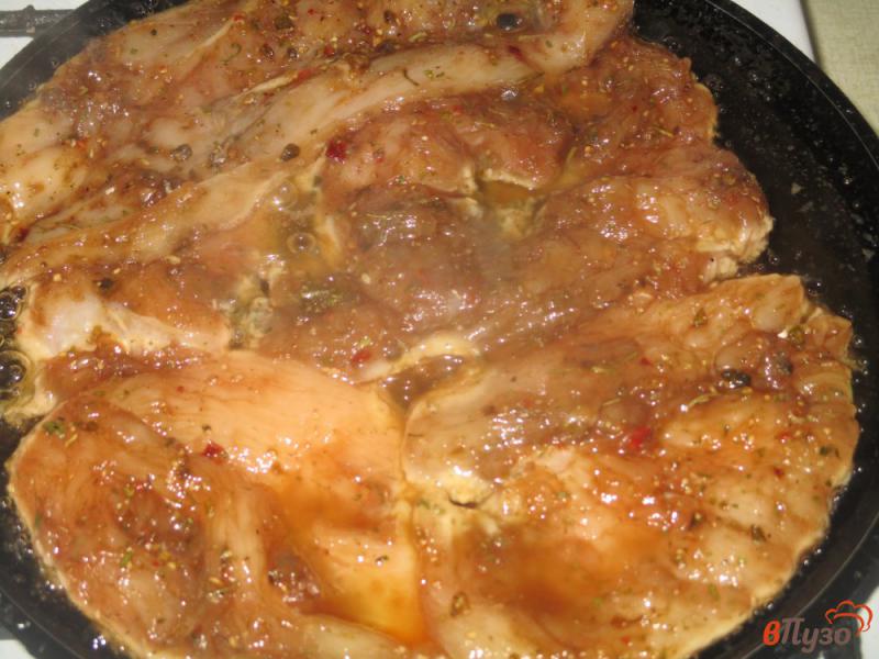Фото приготовление рецепта: Отбивная из куриной грудки с аджикой шаг №7