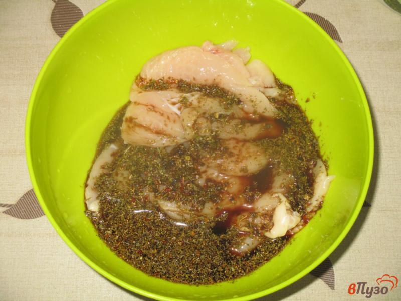 Фото приготовление рецепта: Отбивная из куриной грудки с аджикой шаг №5