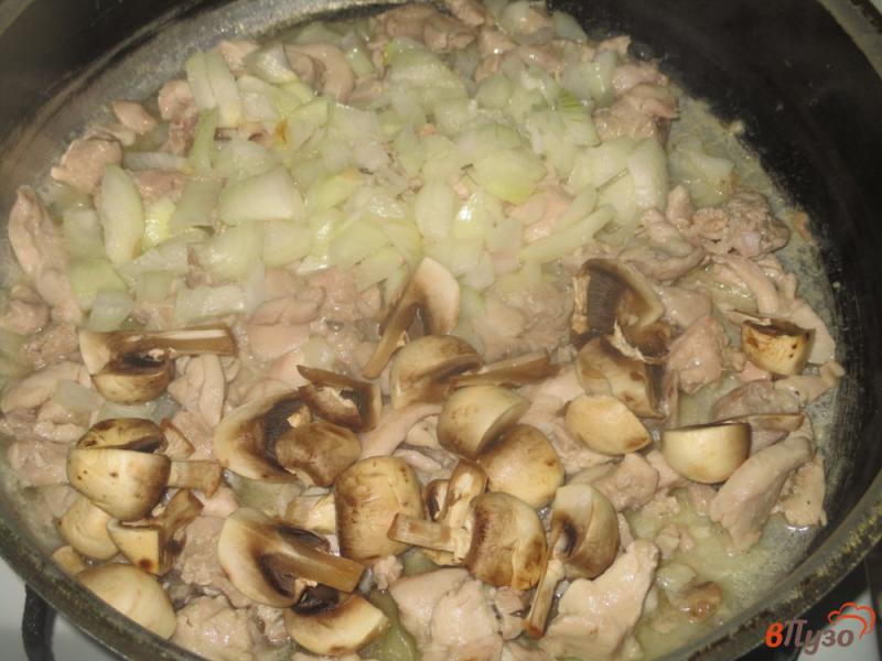 Фото приготовление рецепта: Макароны со свининой и грибами шаг №2