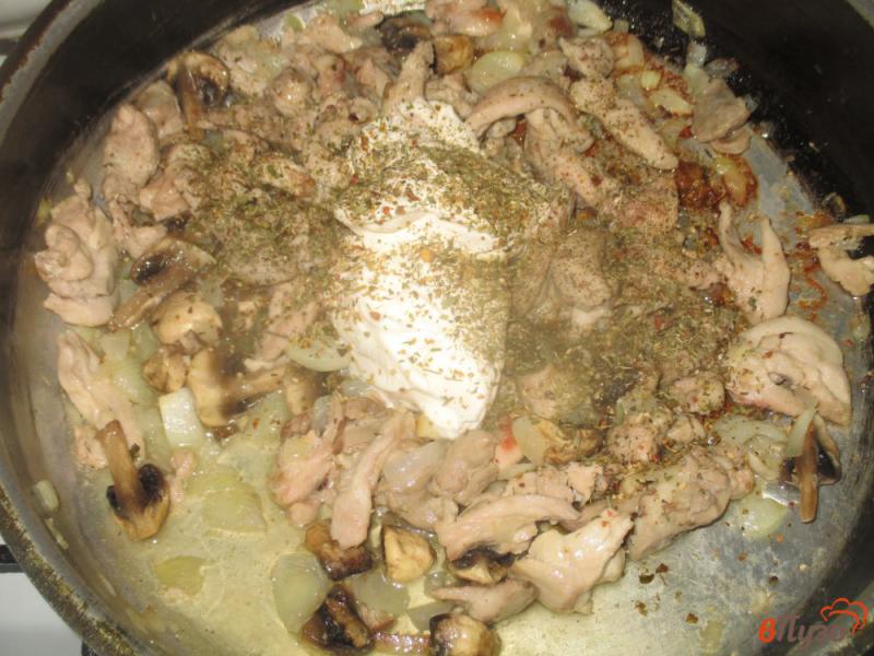 Фото приготовление рецепта: Макароны со свининой и грибами шаг №3