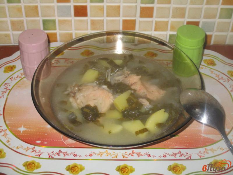 Фото приготовление рецепта: Рыбный суп из головы семги со щавелем шаг №4