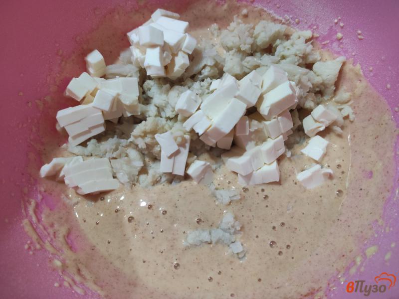 Фото приготовление рецепта: Кексы с цветной капустой и плавленным сырком шаг №4
