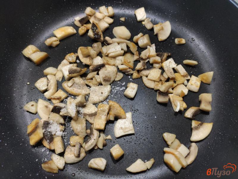 Фото приготовление рецепта: Оладьи с грибами и зелёным луком шаг №2