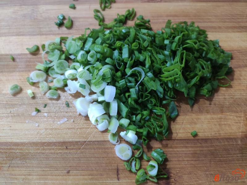 Фото приготовление рецепта: Оладьи с грибами и зелёным луком шаг №3