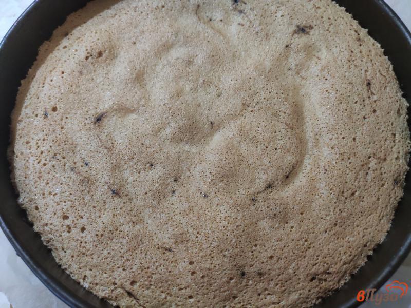 Фото приготовление рецепта: Желейный торт на бисквитной основе шаг №4