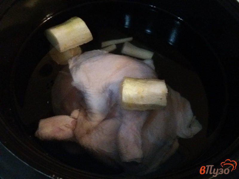 Фото приготовление рецепта: Куриный бульон с луком-пореем шаг №2