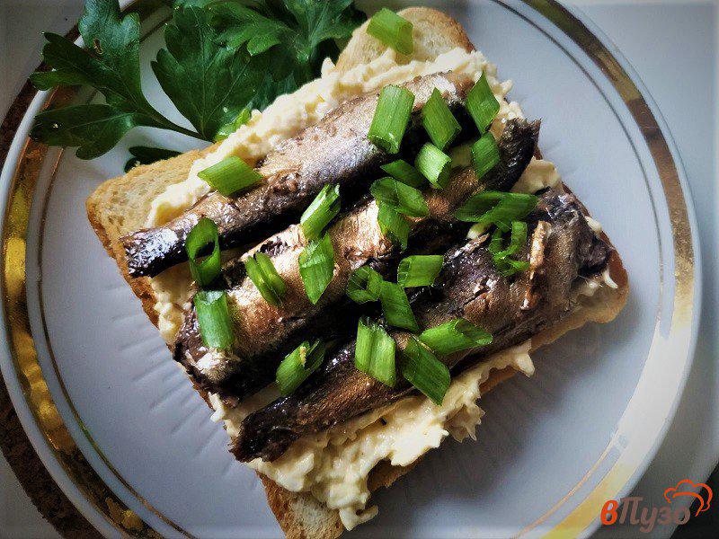 Фото приготовление рецепта: Закусочные бутерброды со шпротами шаг №5