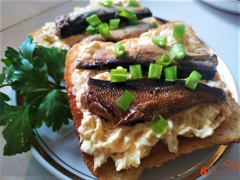 Фото приготовление рецепта: Закусочные бутерброды со шпротами шаг №6