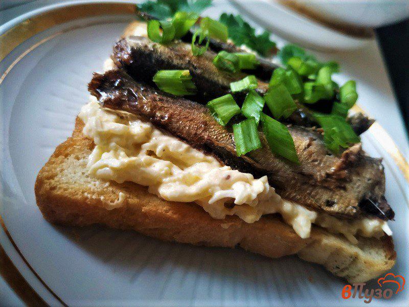 Фото приготовление рецепта: Закусочные бутерброды со шпротами шаг №4