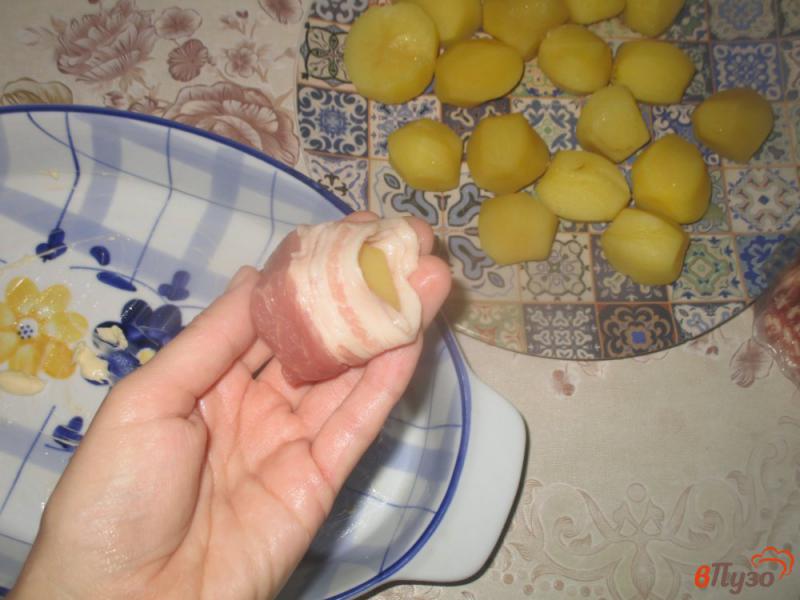 Фото приготовление рецепта: Картофель запеченый в беконе шаг №3