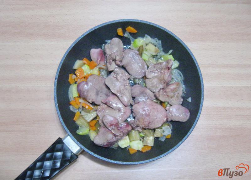 Фото приготовление рецепта: Куриная печень с овощами в сметане шаг №5