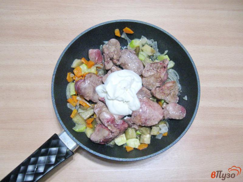 Фото приготовление рецепта: Куриная печень с овощами в сметане шаг №6