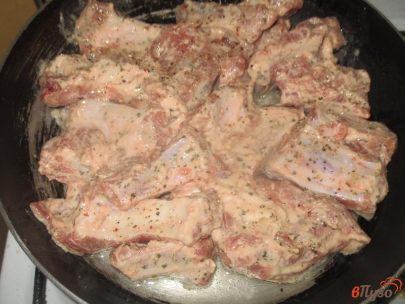 Фото приготовление рецепта: Свиные ребра с картофелем и спаржевой фасолью шаг №2