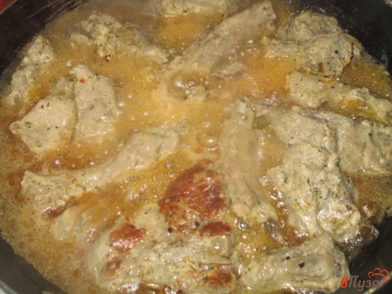 Фото приготовление рецепта: Свиные ребра с картофелем и спаржевой фасолью шаг №3