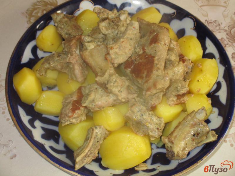 Фото приготовление рецепта: Свиные ребра с картофелем и спаржевой фасолью шаг №5