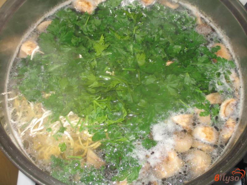 Фото приготовление рецепта: Суп грибной с лапшой шаг №3