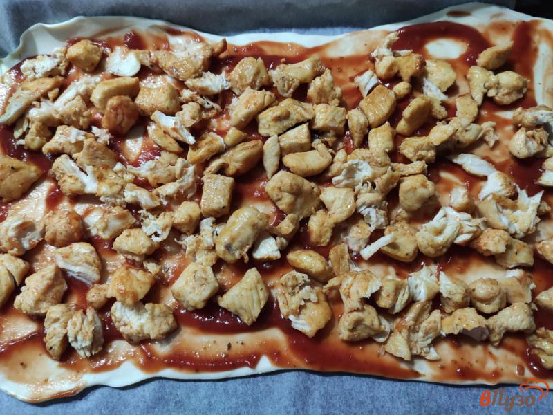 Фото приготовление рецепта: Пицца с курицей и сыром шаг №5