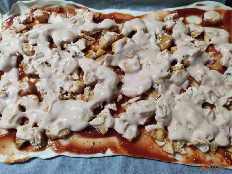 Фото приготовление рецепта: Пицца с курицей и сыром шаг №7