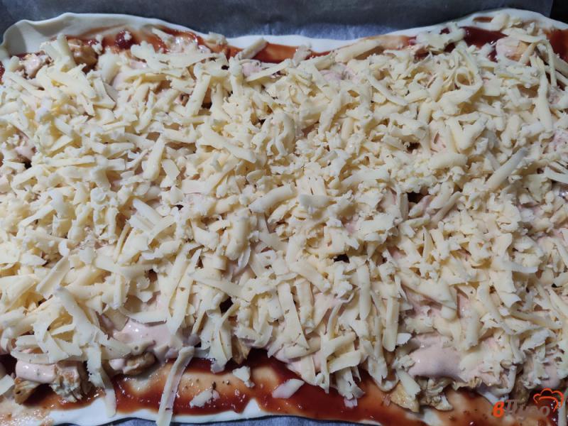 Фото приготовление рецепта: Пицца с курицей и сыром шаг №8