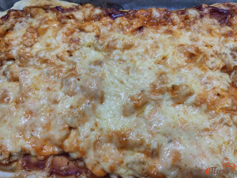 Фото приготовление рецепта: Пицца с курицей и сыром шаг №9