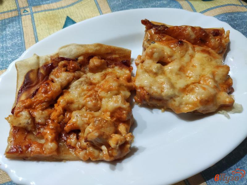 Фото приготовление рецепта: Пицца с курицей и сыром шаг №10