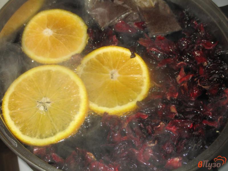 Фото приготовление рецепта: Холодный чай с каркаде и апельсином шаг №2