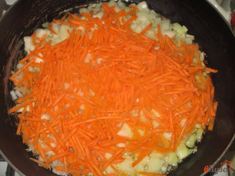 Фото приготовление рецепта: Минтай томленный на сковороде с овощами шаг №1